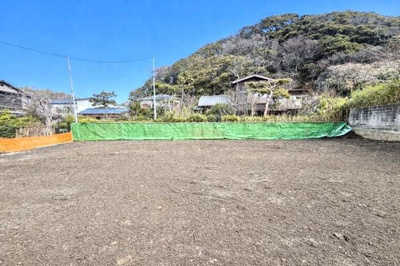 周囲に住宅が広がるエリアで落ち着いた雰囲気が感じられます。整地されたきれいな土地が広がっておりさまざまな活用が期待できます。開放感のある環境で日当たりも良好です。