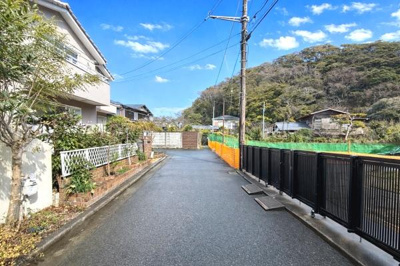 静かな住宅地の一角に位置し周囲には緑が広がっています。道路幅も十分に確保され車の出入りがしやすい環境です。近隣には開放感のある風景も感じられる場所です。落ち着いた雰囲気が魅力的なエリアとなっています。