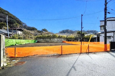 開放感のある土地で周辺に自然が感じられます。道路に面しており出入りがしやすい立地です。平坦な地形なので様々な用途に適応できます。周囲に住宅や緑が広がる穏やかな環境です。