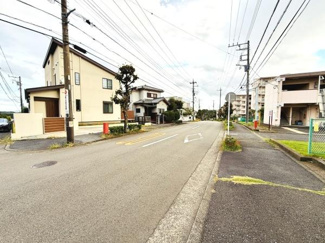 道路沿いに落ち着いた住環境が広がっています。周辺には戸建てやマンションがあり幅広い世代に利用されています。街路樹や歩道が整備されていて開放感があります。