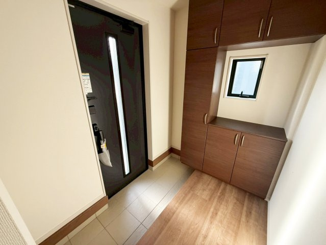 天井の高さまである大型のシューズボックスで家族の靴が増えても安心