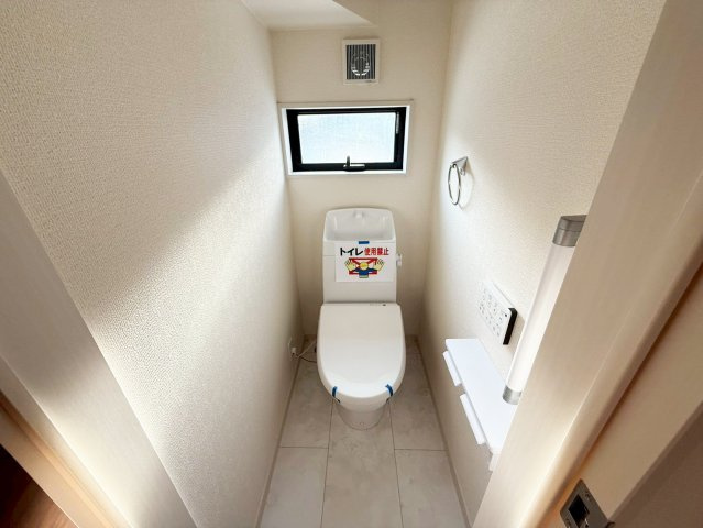 シンプルで使いやすい暖房・温水シャワー洗浄機能付きトイレは標準装備です！