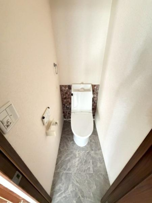 シンプルで落ち着きのあるトイレ空間です。