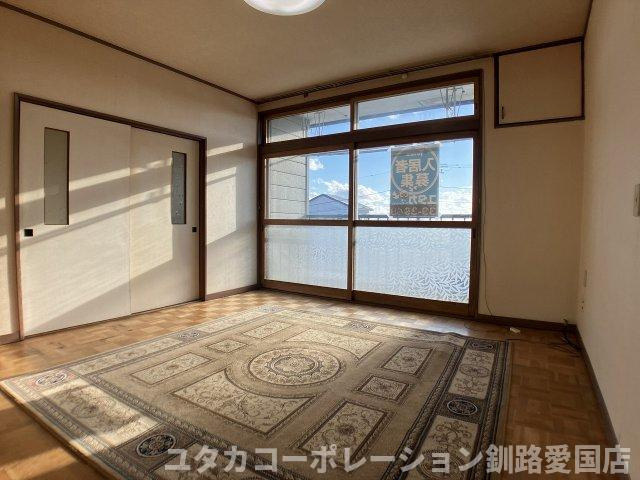 ◎収益物件◎まりもハイツ【居間・リビング】大きな窓から日差しが差し込みますね☆