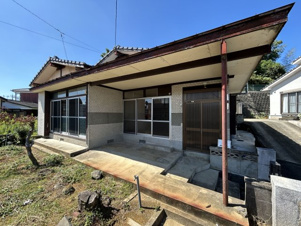 天道町売家【外観】日差しが強い夏場は奥行長いテラスが役立ちますね。