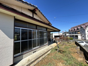 天道町売家【外観】お庭南側より撮影。テラスサッシが立ち並び陽当たり良好です。