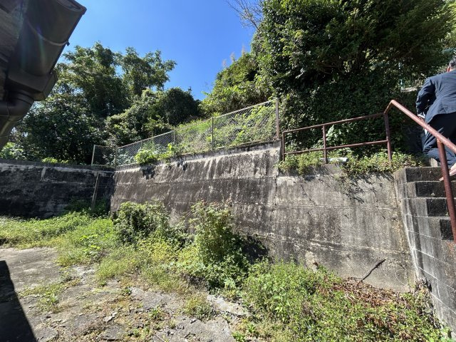 天道町売家【庭】右側の階段を上った先に畑がございます。