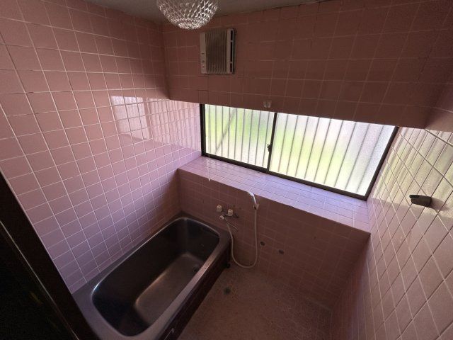 天道町売家【浴室】一面タイル張りの浴室。窓の幅が長く明るく感じます。