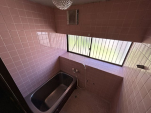 天道町売家【浴室】一面タイル張りの浴室。窓の幅が長く明るく感じます。