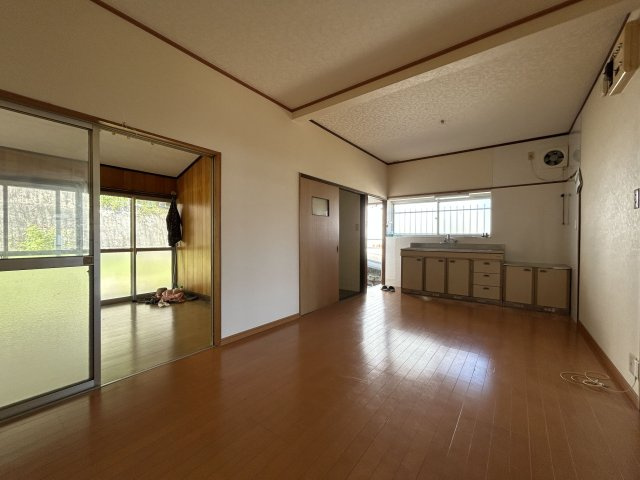 天道町売家【居間・リビング】奥行長いリビングダイニング。収納も無理なく設置できます。
 