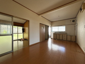 天道町売家【居間・リビング】奥行長いリビングダイニング。収納も無理なく設置できます。
 