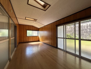 天道町売家【洋室】西側に洋室。裏庭のおかげで西日が軽減できます。