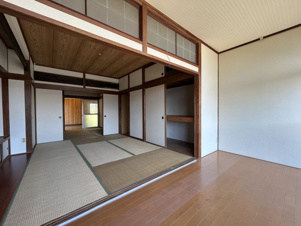 天道町売家【和室】奥行約1.8mの広縁から和室を眺める。仕切りもございます。
 