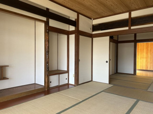天道町売家【和室】昔ながらのお仏壇スペースもありがたいですね。

