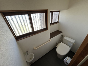 天道町売家【トイレ】ホワイト基調のトイレルーム。窓も2ヶ所あり明るく感じます。
