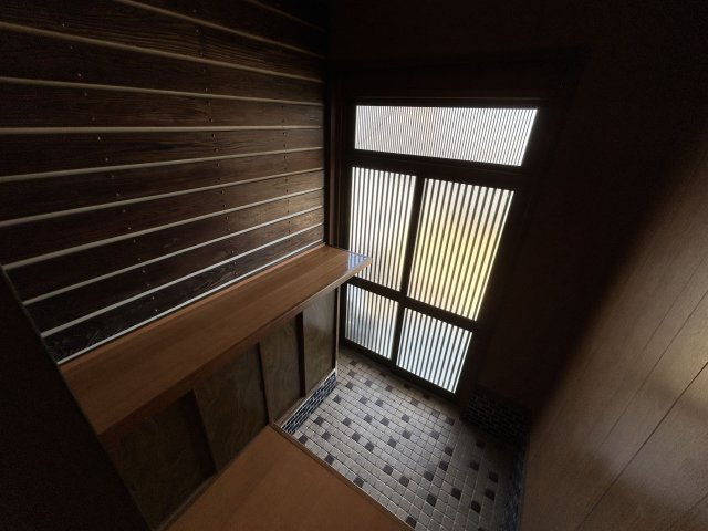 天道町売家【玄関】長さ1.6mの下駄箱は収納力多め。ご家族の写真なども飾れます