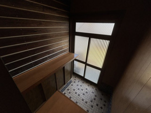 天道町売家【玄関】長さ1.6mの下駄箱は収納力多め。ご家族の写真なども飾れます