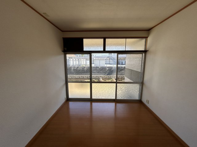 天道町売家【洋室】寒い冬も内窓を設置すれば寒さ軽減。当社にご相談ください。
