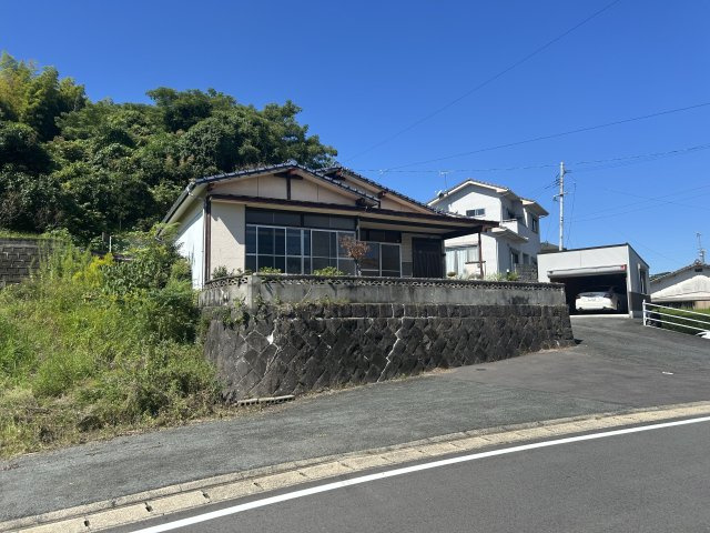 天道町売家【外観】敷地から道路までゆったり。小さなお子様でも安心ですね。
