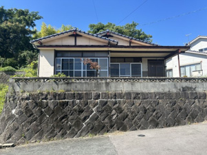 天道町売家【外観】敷地から道路までゆったり。小さなお子様でも安心ですね。