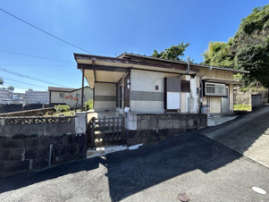 天道町売家【外観】敷地から道路までゆったり。小さなお子様でも安心ですね。