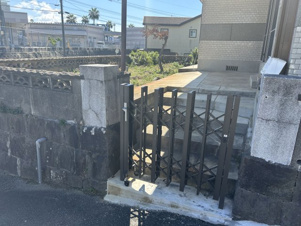 天道町売家【外観】玄関入口には防犯にも役立つ門扉が設置されており安心ですね。