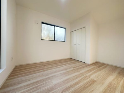 温かみのあるフローリングが特徴的な洋室です。クローゼットが備え付けられており使い勝手にも配慮されています。二面採光で室内に自然光がしっかりと入ります。落ち着いた雰囲気を感じられる空間です。