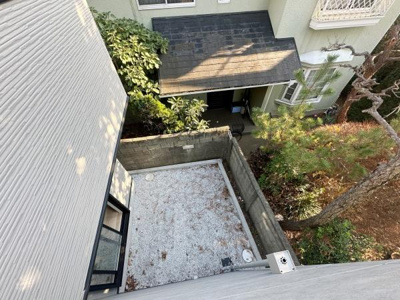 プライバシーのある庭空間が広がっています。管理がしやすいシンプルな造りが特徴です。塀に囲まれた安心感もポイントです。日当たりも期待できる明るい庭です。