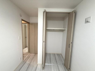 収納スペースがしっかり確保されています。扉付きで荷物をすっきりまとめられます。棚付きで整理もしやすいです。室内と統一感のあるデザインが特長です。