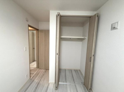 収納スペースがしっかり確保されています。扉付きで荷物をすっきりまとめられます。棚付きで整理もしやすいです。室内と統一感のあるデザインが特長です。