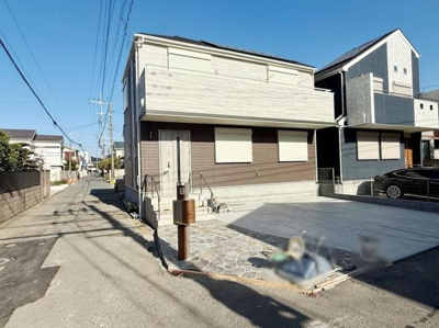 モダンな外観が印象的な建物です。前面道路が広く取られており車の出し入れもスムーズに行えます。シャープなデザインのファサードが周囲と調和しています。日当たりも十分確保されています。