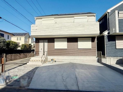 シンプルなデザインの外観が印象的です。広々とした駐車スペースを備えています。前面道路は幅があり車の出し入れもしやすいです。角地なので開放感があります。