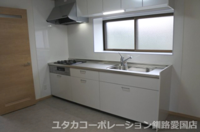 武佐3丁目5-261売家【キッチン】令和5年10月リフォーム済のシステムキッチン☆3口コンロです