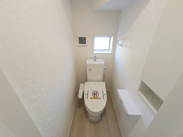 シンプルで使いやすい暖房・温水シャワー洗浄機能付きトイレは標準装備です！