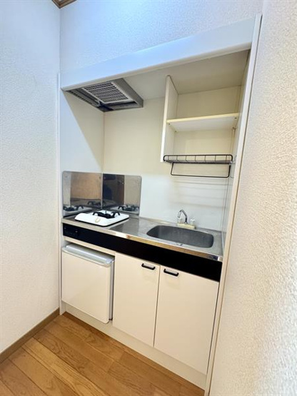 キッチンには小さな冷蔵庫あります