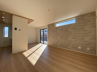 明るい日差しの差し込むリビング