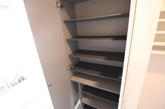 カーサ・エスペランサ【玄関】トールタイプの姿見付シューズボックス