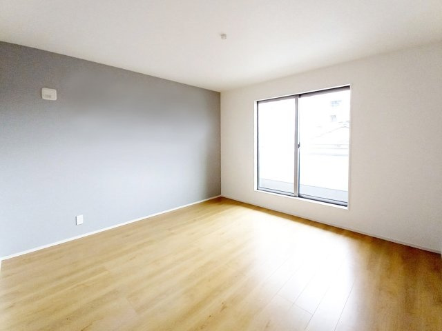 田川市大字川宮4期【洋室】2階洋室8.7帖です。バルコニーに面しております。寝室にもオススメです。
