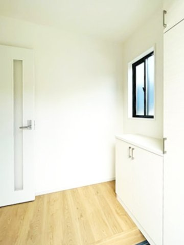 田川市大字川宮4期【玄関】玄関はシューズBOX付きなのでスッキリ片付きます（施工例）