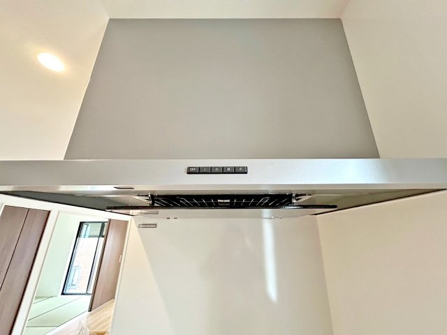田川市大字川宮4期【キッチン】油汚れもしっかりガードするレンジフード。（施工例）