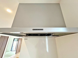 田川市大字川宮4期【キッチン】油汚れもしっかりガードするレンジフード。（施工例）