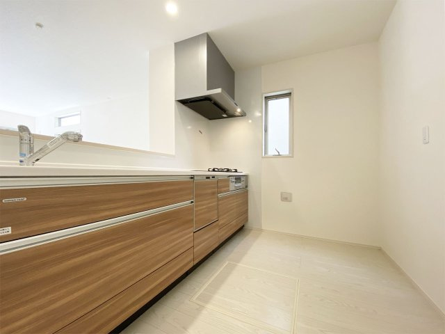 田川市大字川宮4期【キッチン】調理がはかどるワイドカウンター、浄水機付シャワー水栓（施工例）
