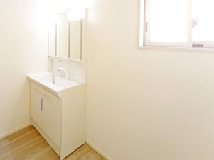 田川市大字川宮4期【独立洗面台】ミラー周りに沢山の工夫。機能性高い三面鏡の洗面台（施工例）
