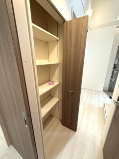 収納スペースがしっかり確保されています。扉付きで中身が見えにくくすっきりとした印象です。可動棚仕様なので用途に合わせて調整できます。廊下に面しているため使い勝手も良好です。清潔感のある内装が特徴です。