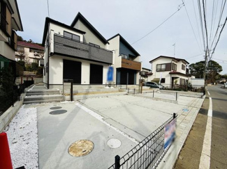 駐車場が建物のすぐ前に配置されているため車の出し入れがしやすい設計です。舗装されたスペースはお手入れもしやすく快適に使えます。境界フェンスがあり敷地が明確に分かれています。