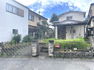 足柄下郡湯河原町中央２丁目の売地【前面道路含む現地写真】現況建物あり