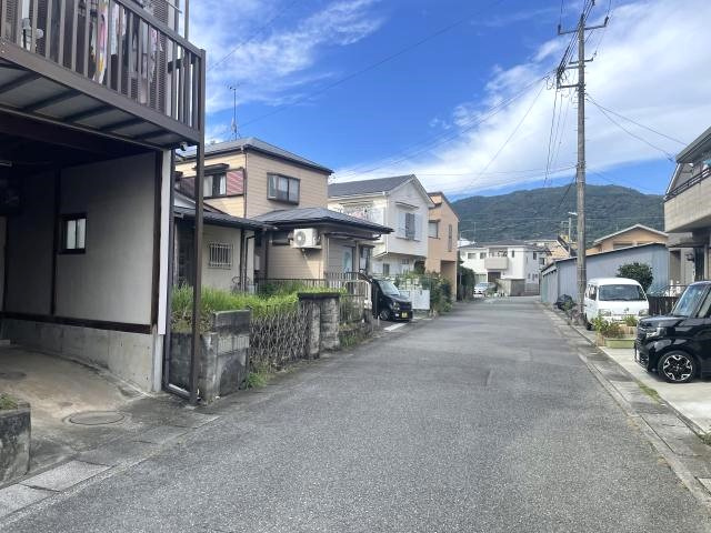 足柄下郡湯河原町中央２丁目の売地【前面道路含む現地写真】前面道路