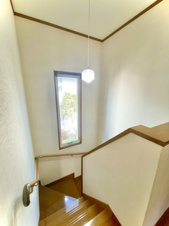 盛岡市北松園２丁目の中古一戸建【内装】建物の高さを実感させる開放的な吹き抜け空間。手すりもついていて安全な昇降が可能。