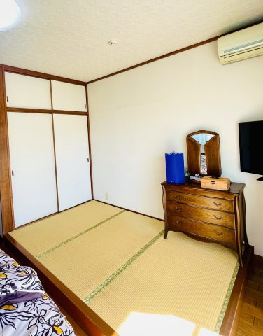 盛岡市北松園２丁目の中古一戸建【和室】14帖余りの広さに、3帖の小上がり的畳スペース。クローゼットと押入も完備でゆったりと。