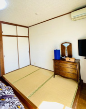 盛岡市北松園２丁目の中古一戸建【和室】14帖余りの広さに、3帖の小上がり的畳スペース。クローゼットと押入も完備でゆったりと。